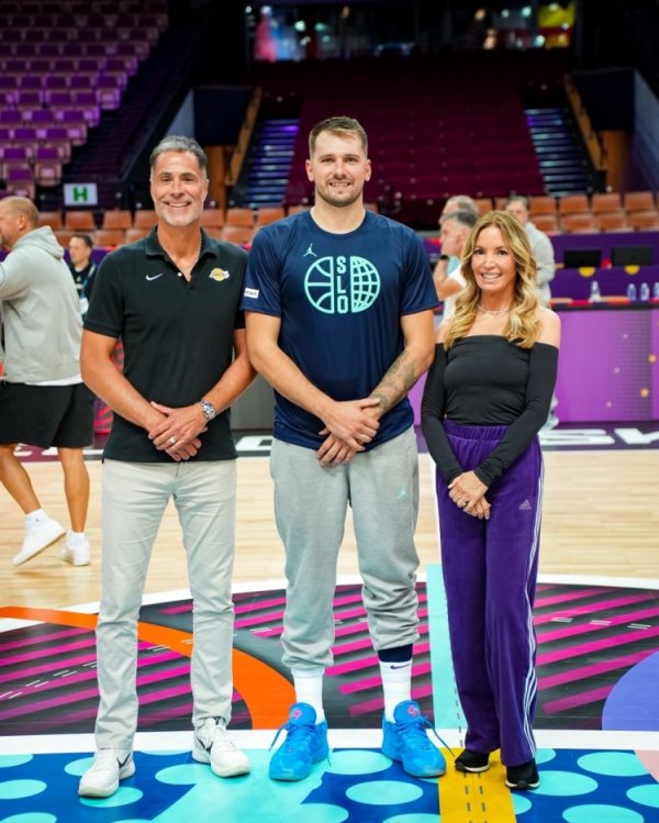 Bỏ qua: Jenny Perlinka đến thăm Doncic để công khai chế giễu James nhảy múa trên mộ của anh ấy