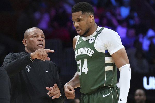 Làm thế nào để đối phó với tin đồn thương mại Antetokounmpo? Lão Li: Tôi không nên giải quyết nó. Cu
