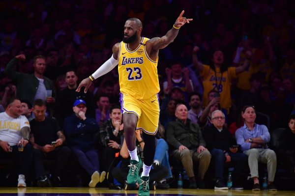 A-Smith: James xứng đáng với số tiền anh ấy kiếm được. Anh ấy kiếm được quá ít ở NBA.